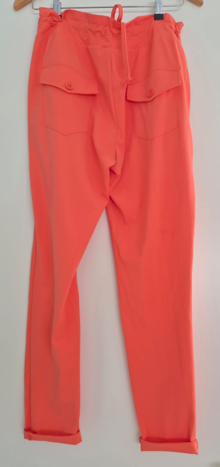 Compleet pak (colbert en broek) van stretchmateriaal in oranjeroze. Mt M