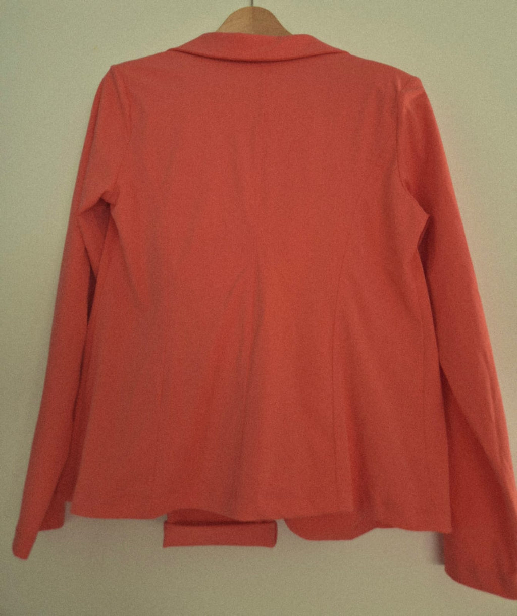 Compleet pak (colbert en broek) van stretchmateriaal in oranjeroze. Mt M