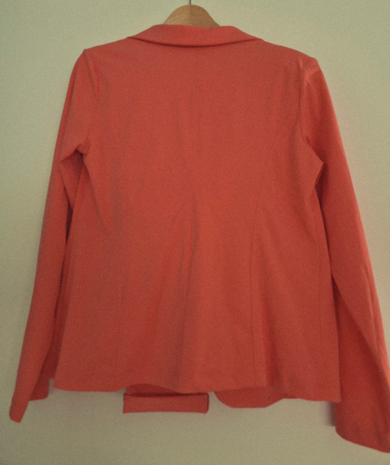 Compleet pak (colbert en broek) van stretchmateriaal in oranjeroze. Mt M