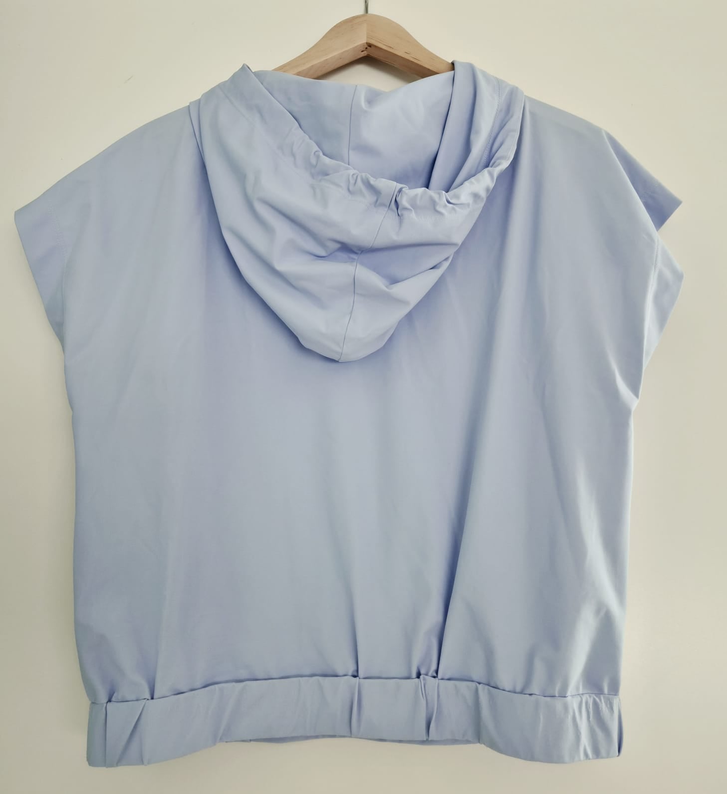 Top met korte mouw van Penn&Ink. Prachtige kleur ijsblauw. Mt S