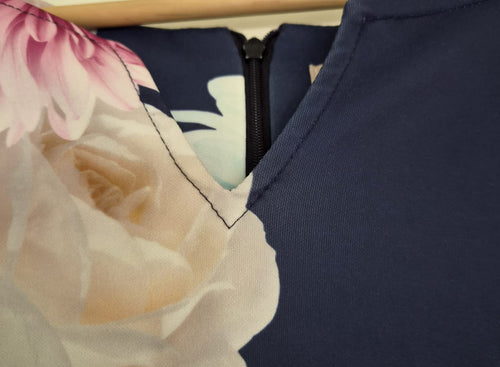 Donkerblauw jurkje met korte mouw. Valt tot net boven de knie. Maat M