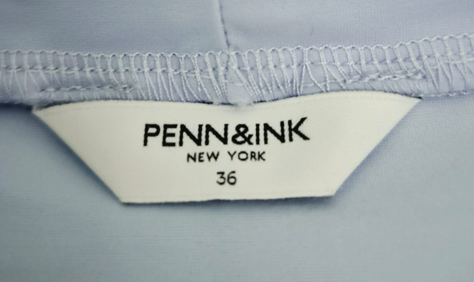 Top met korte mouw van Penn&Ink. Prachtige kleur ijsblauw. Mt S