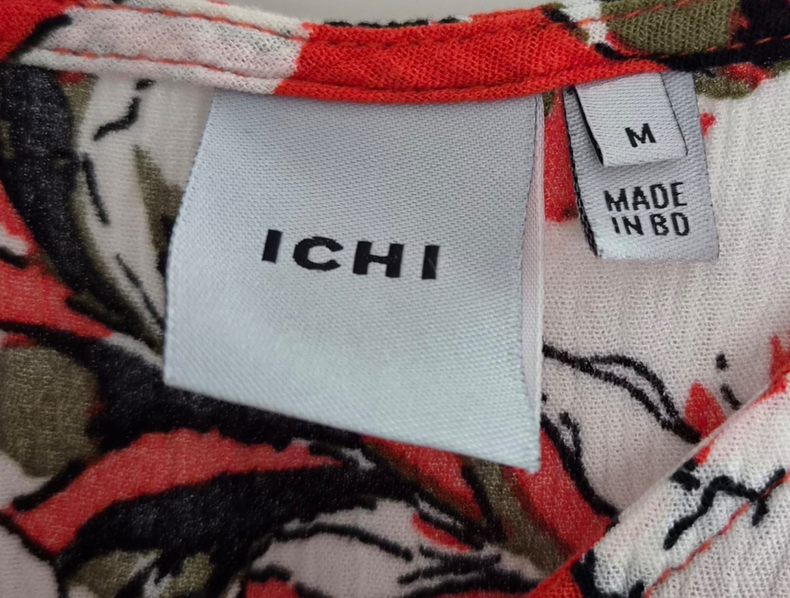 Maxi-jurk van Ichi met spaghettibandjes. Kleur rood met print. Mt M