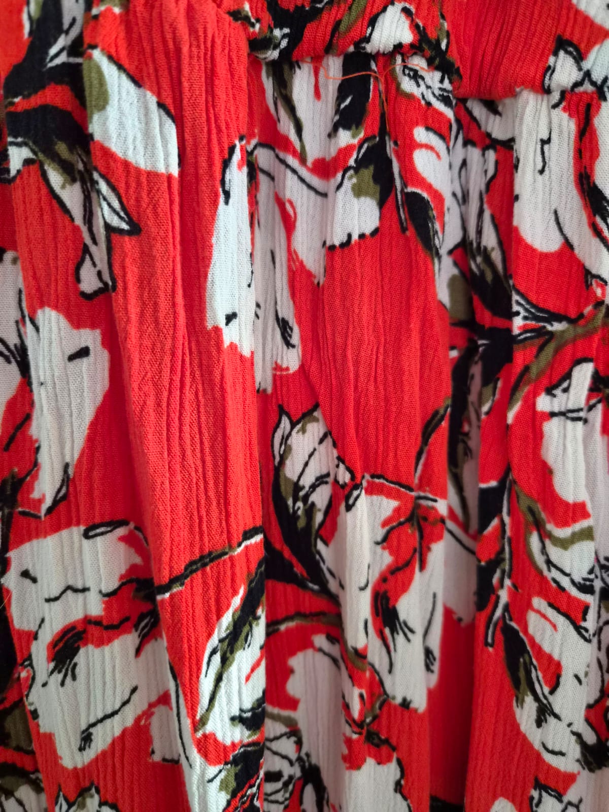 Maxi-jurk van Ichi met spaghettibandjes. Kleur rood met print. Mt M