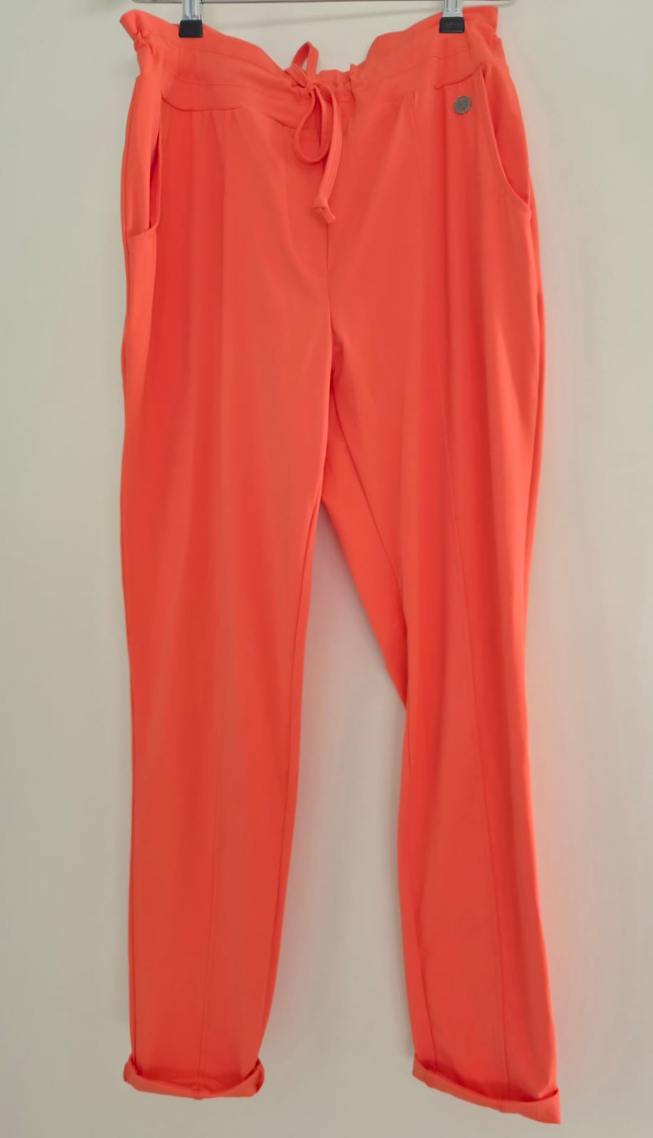 Compleet pak (colbert en broek) van stretchmateriaal in oranjeroze. Mt M