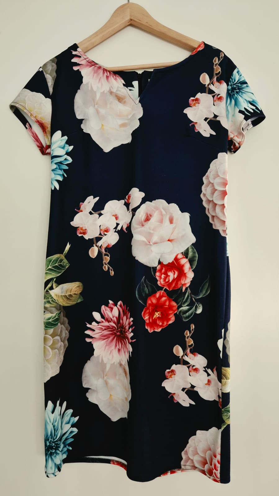 Donkerblauw jurkje met korte mouw. Valt tot net boven de knie. Maat M