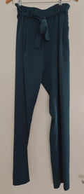 Donkergroene pantalon met wijde broekspijpen van stretchmateriaal. Mt L