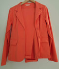 Compleet pak (colbert en broek) van stretchmateriaal in oranjeroze. Mt M