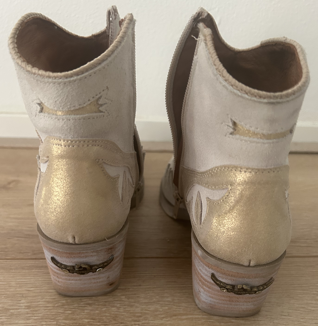 Nieuwe originele Spaanse boots. Echt leer. Beige met goud. Mt 39