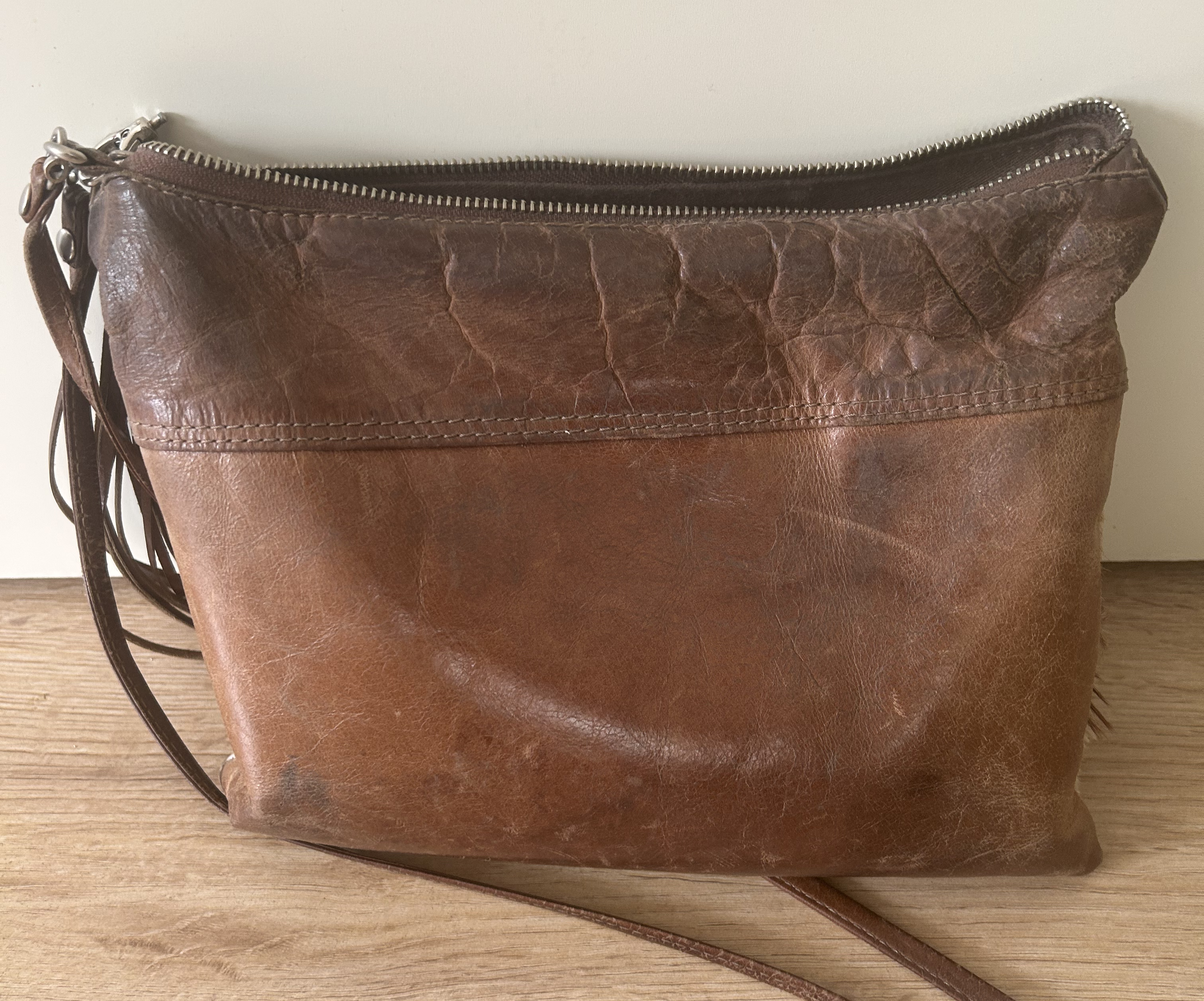 Vintage echt lederen schoudertas met vacht in streepdesign. Kleur ; bruin