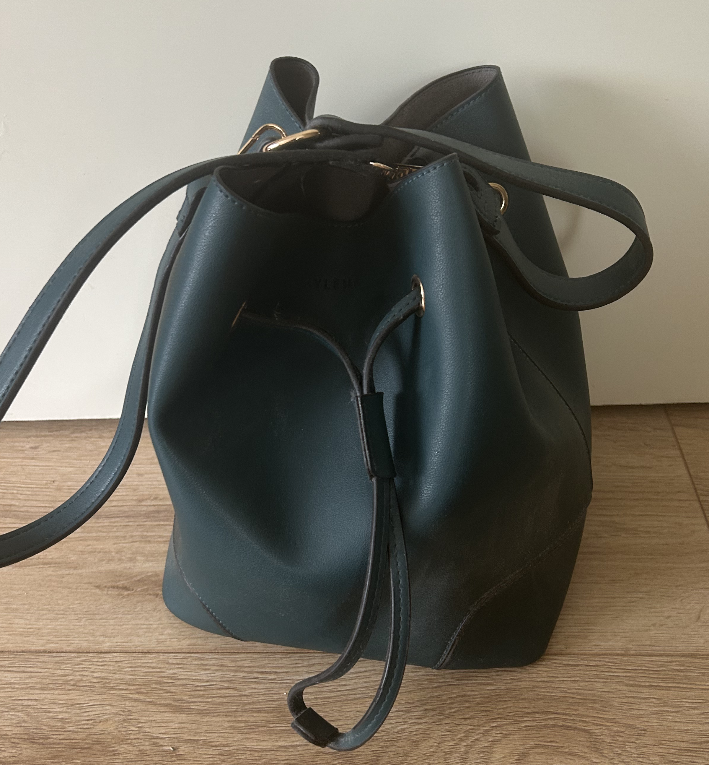 Nieuwe handtas van kunstleder. Kleur blauwgroen.