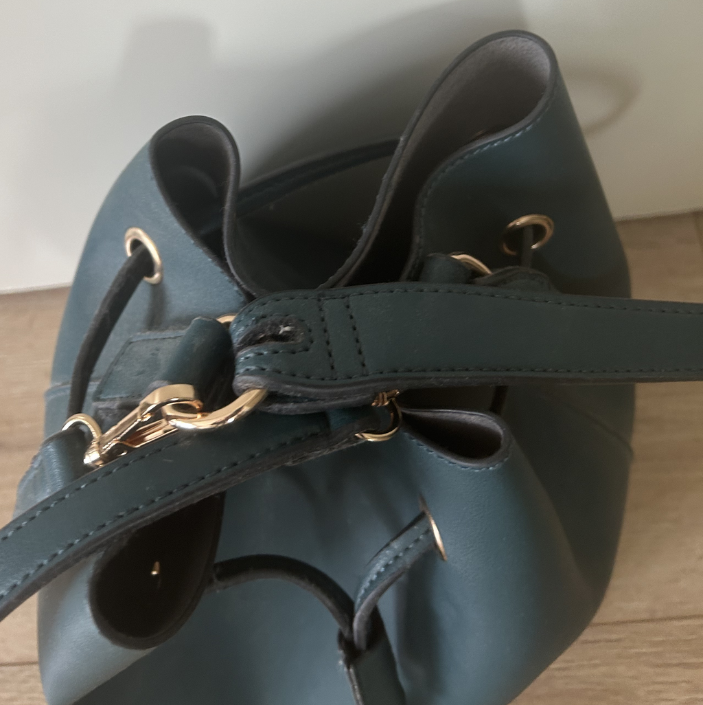 Nieuwe handtas van kunstleder. Kleur blauwgroen.