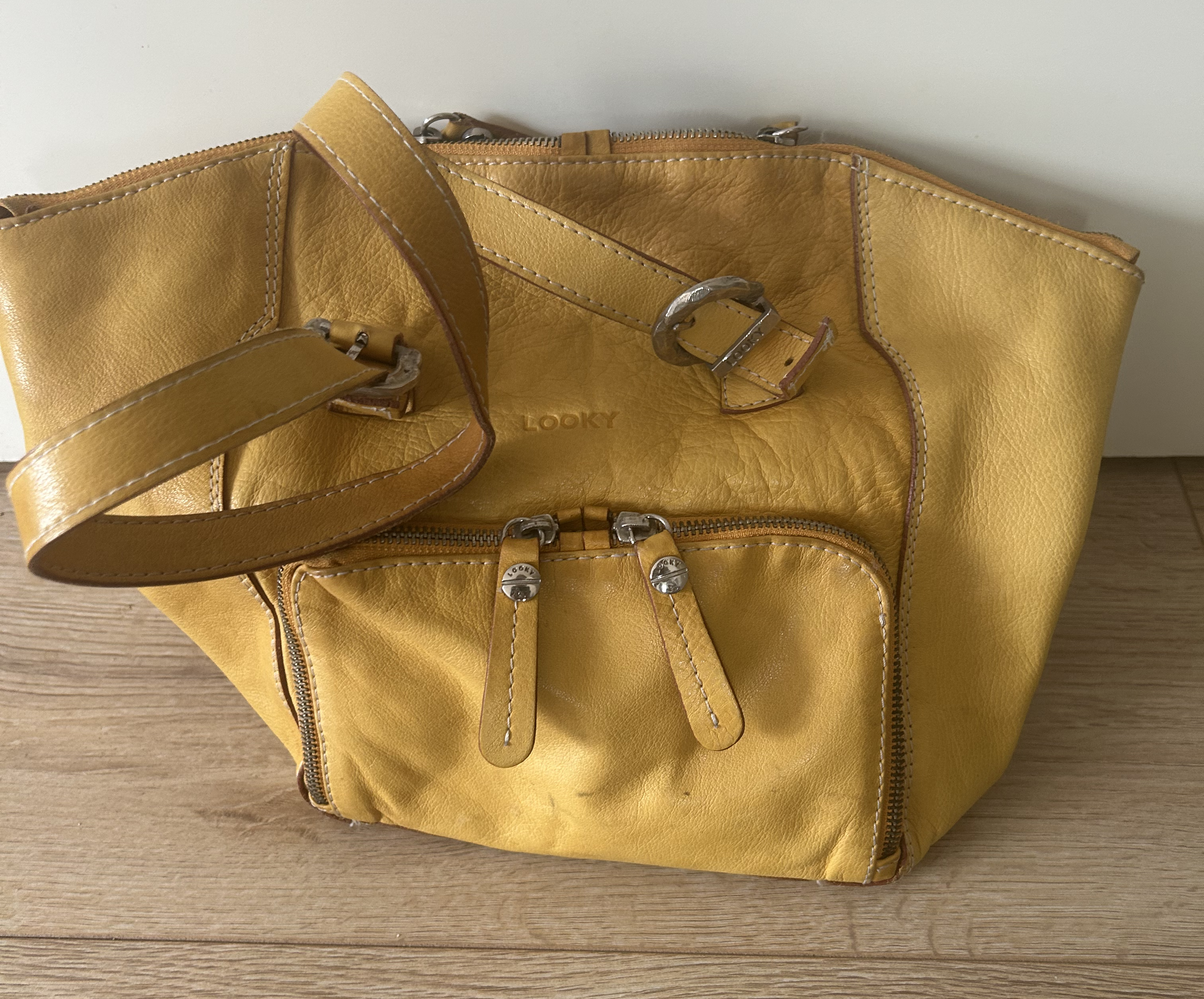 Zomerse schoudertas van Looky. Echt leder. Sluit met ritsen. Kleur ; zonnebloemgeel