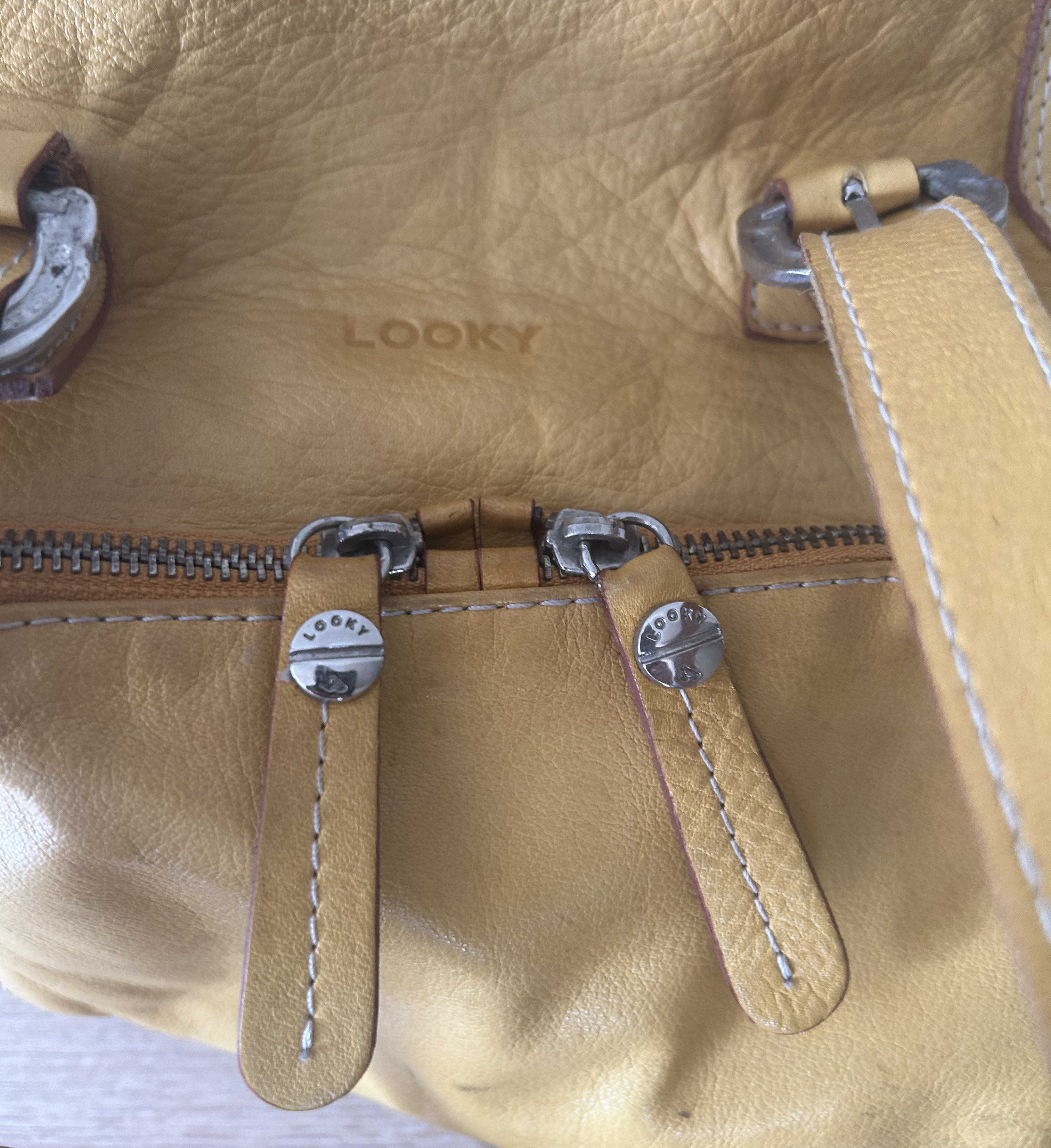 Zomerse schoudertas van Looky. Echt leder. Sluit met ritsen. Kleur ; zonnebloemgeel