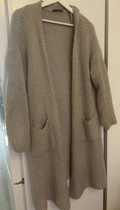Lang vest (tot op de knie) van Hamilton Island. Kleur Beige. Mt L