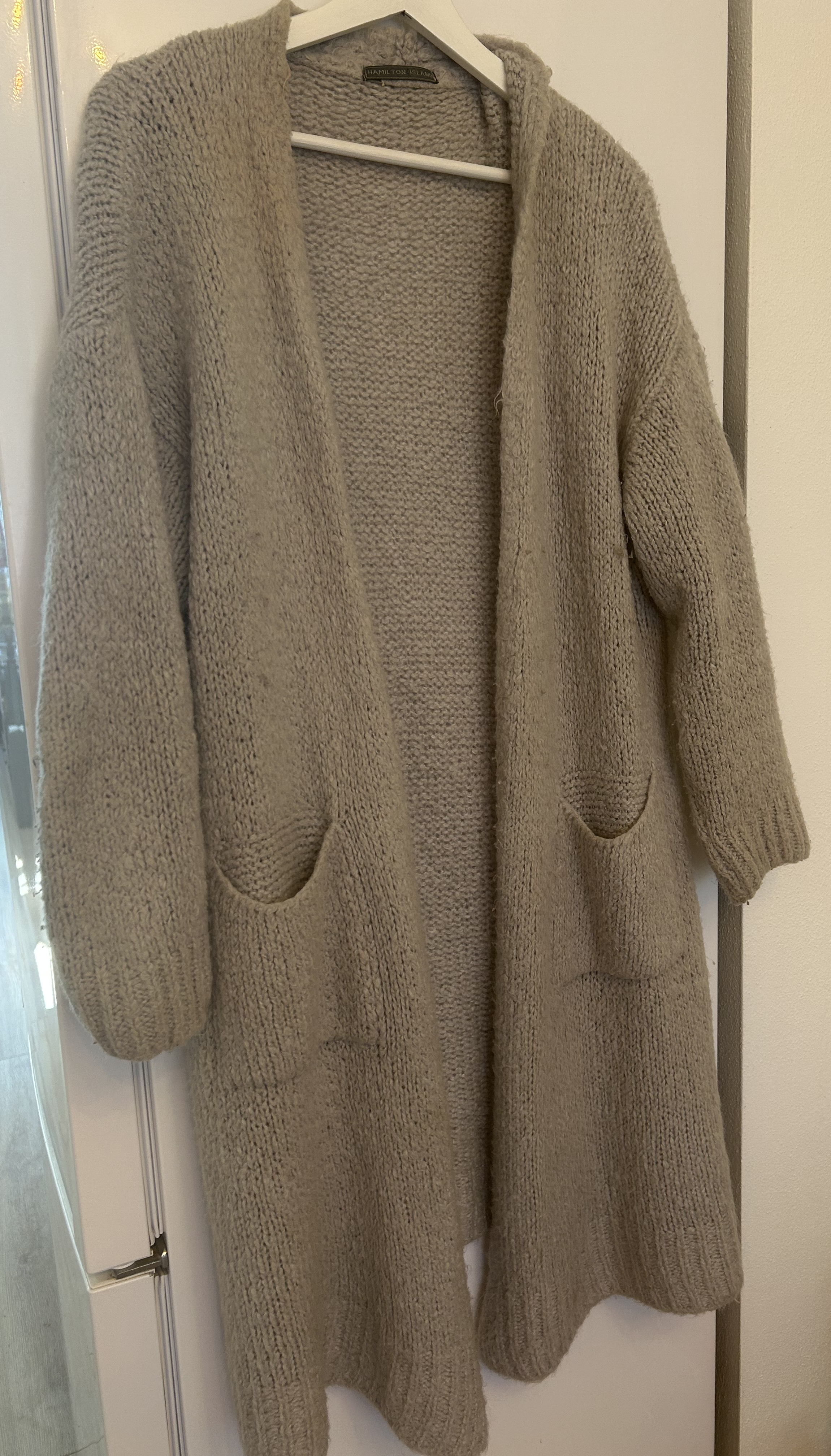 Lang vest (tot op de knie) van Hamilton Island. Kleur Beige. Mt L