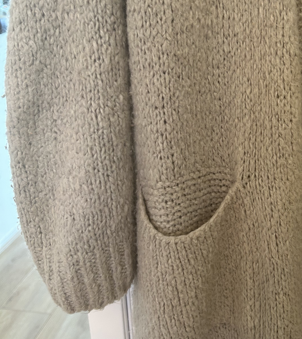 Lang vest (tot op de knie) van Hamilton Island. Kleur Beige. Mt L