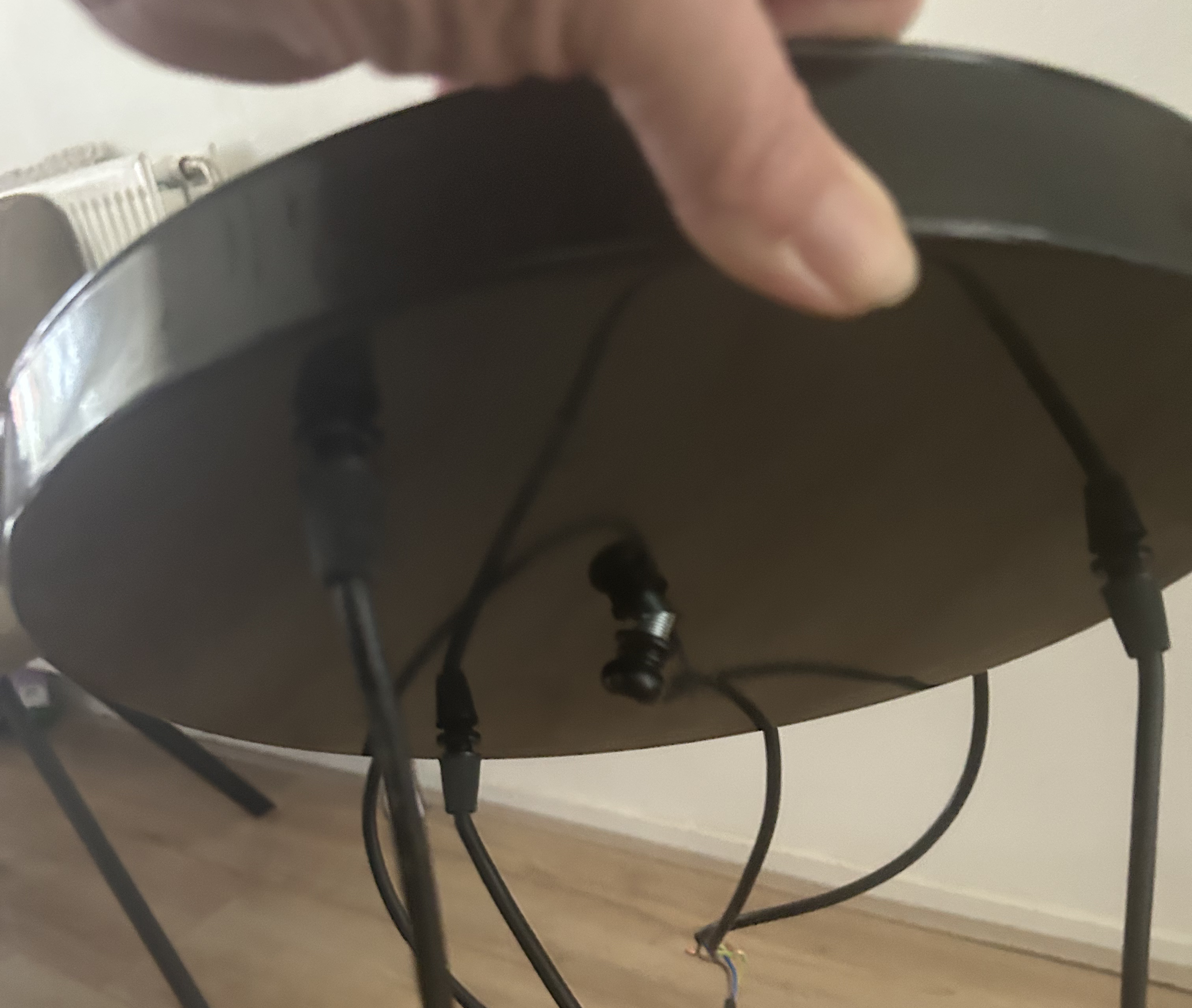 Design hanglamp met 3 in lengte verschillende lampen. Kleur zwart met koperen bies