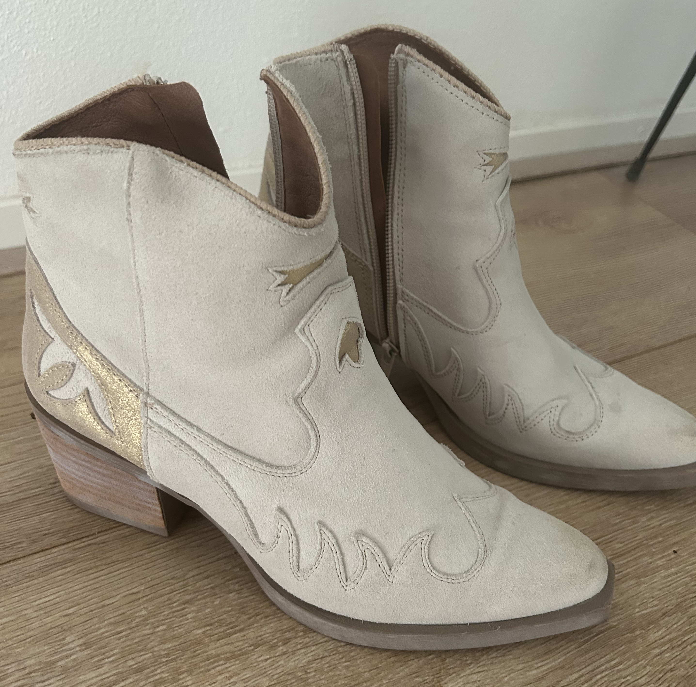 Nieuwe originele Spaanse boots. Echt leer. Beige met goud. Mt 39