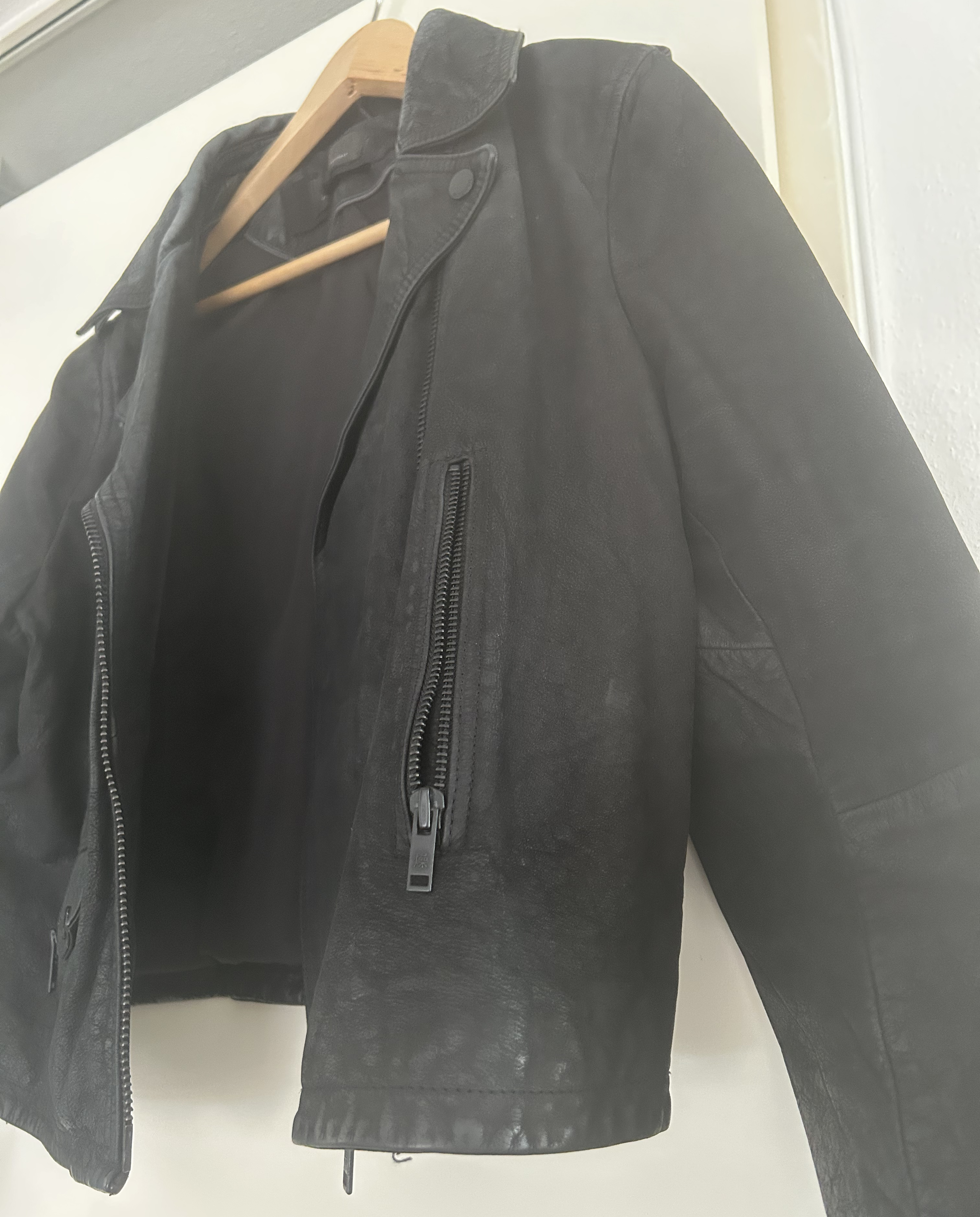 Stoer zwart leren jack. Kort model. Opgeruwd leer. Mt L