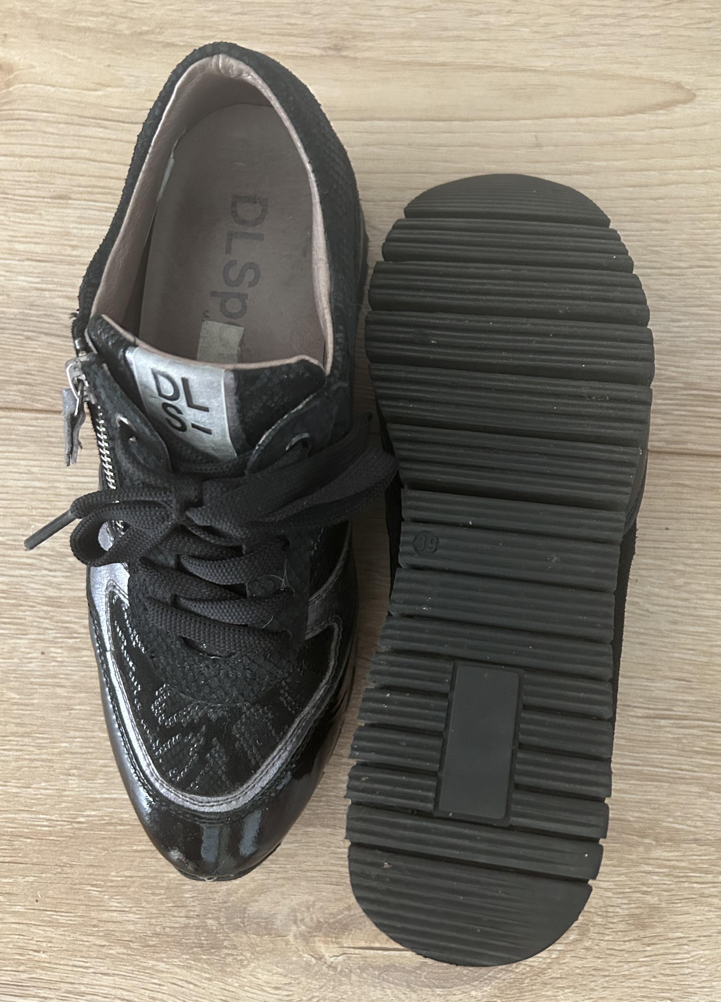 Sneakers van LiuJo . Zwart met zilveren bies. Mt 39
