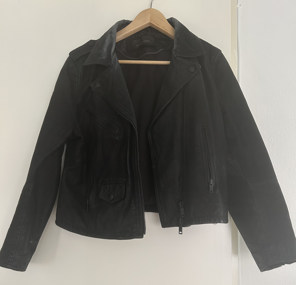 Stoer zwart leren jack. Kort model. Opgeruwd leer. Mt L