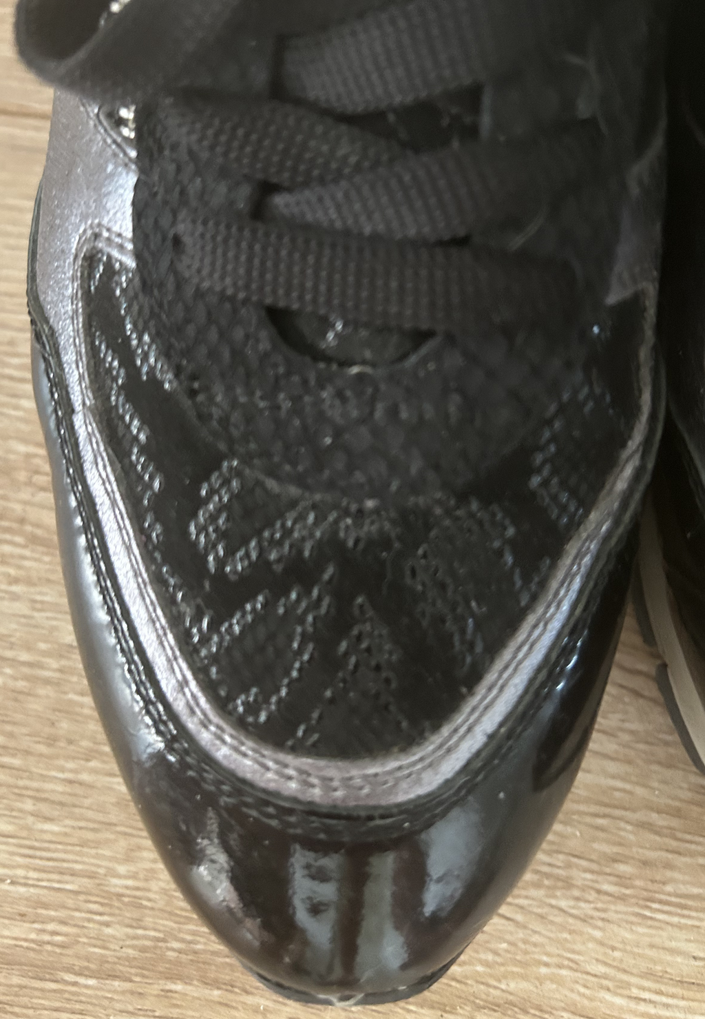 Sneakers van LiuJo . Zwart met zilveren bies. Mt 39