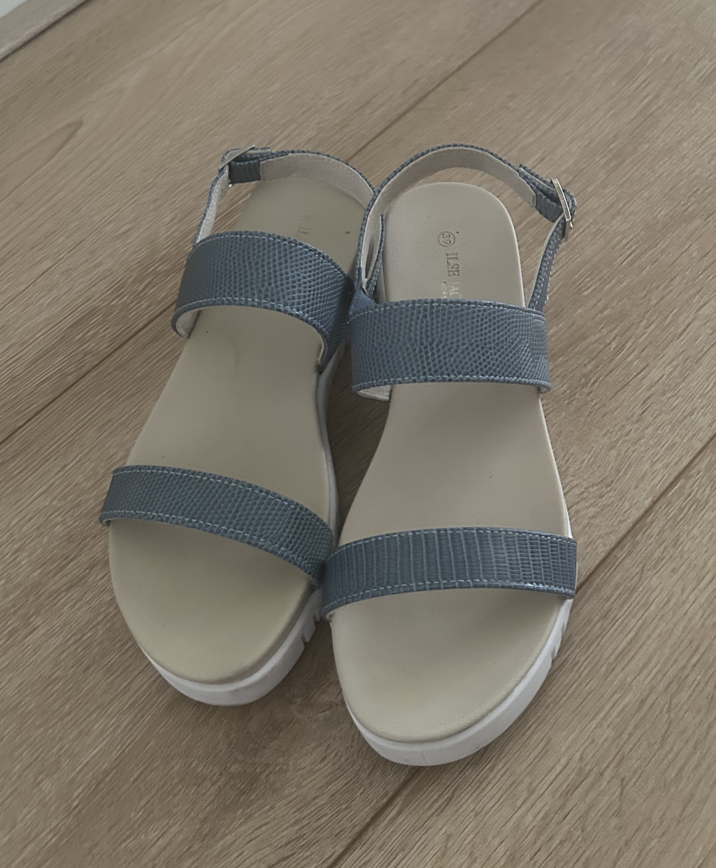 Sandalen van Ilse Jacobsen. Witte zool met blauwe bandjes. Mt 39