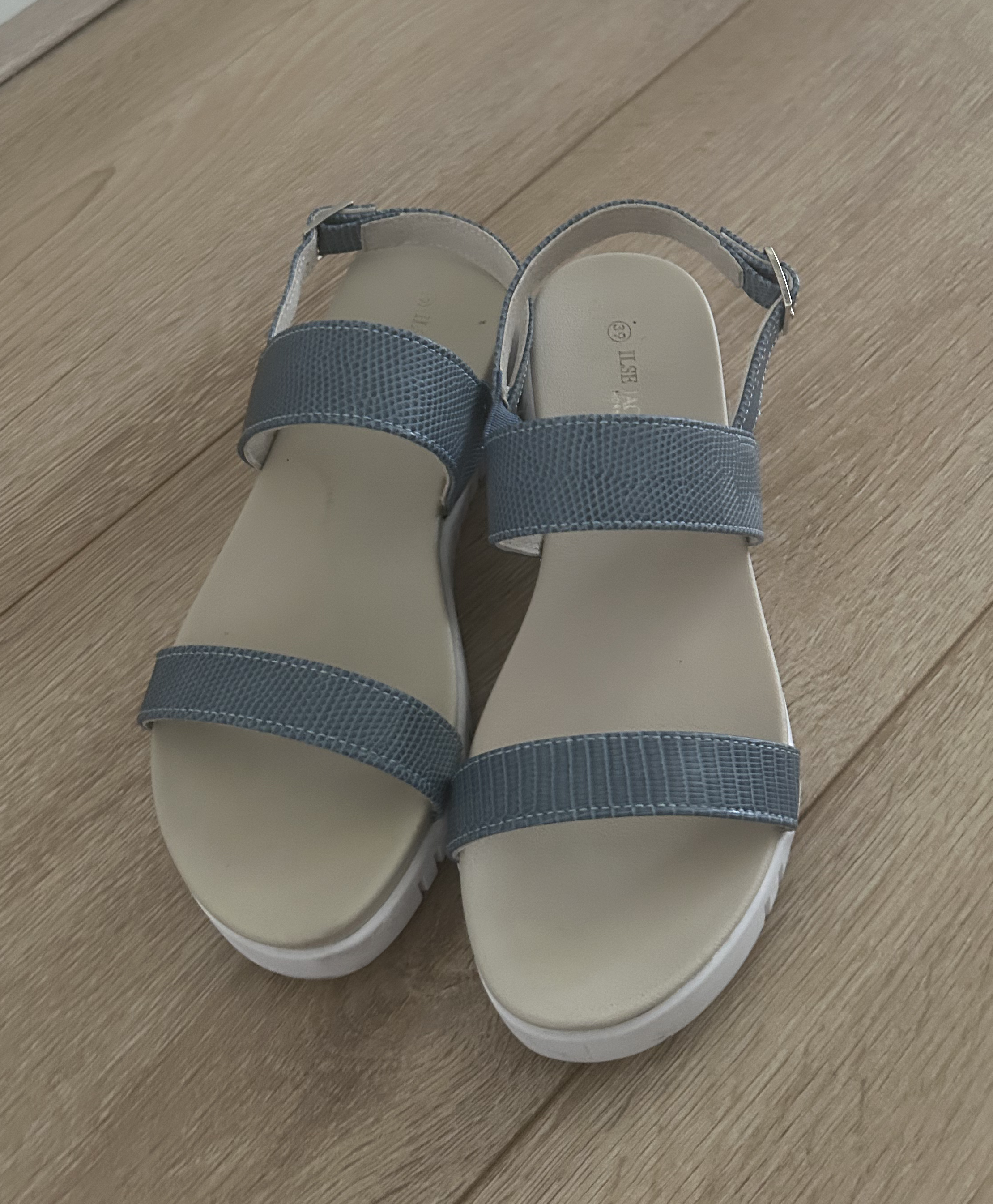 Sandalen van Ilse Jacobsen. Witte zool met blauwe bandjes. Mt 39