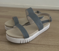 Sandalen van Ilse Jacobsen. Witte zool met blauwe bandjes. Mt 39
