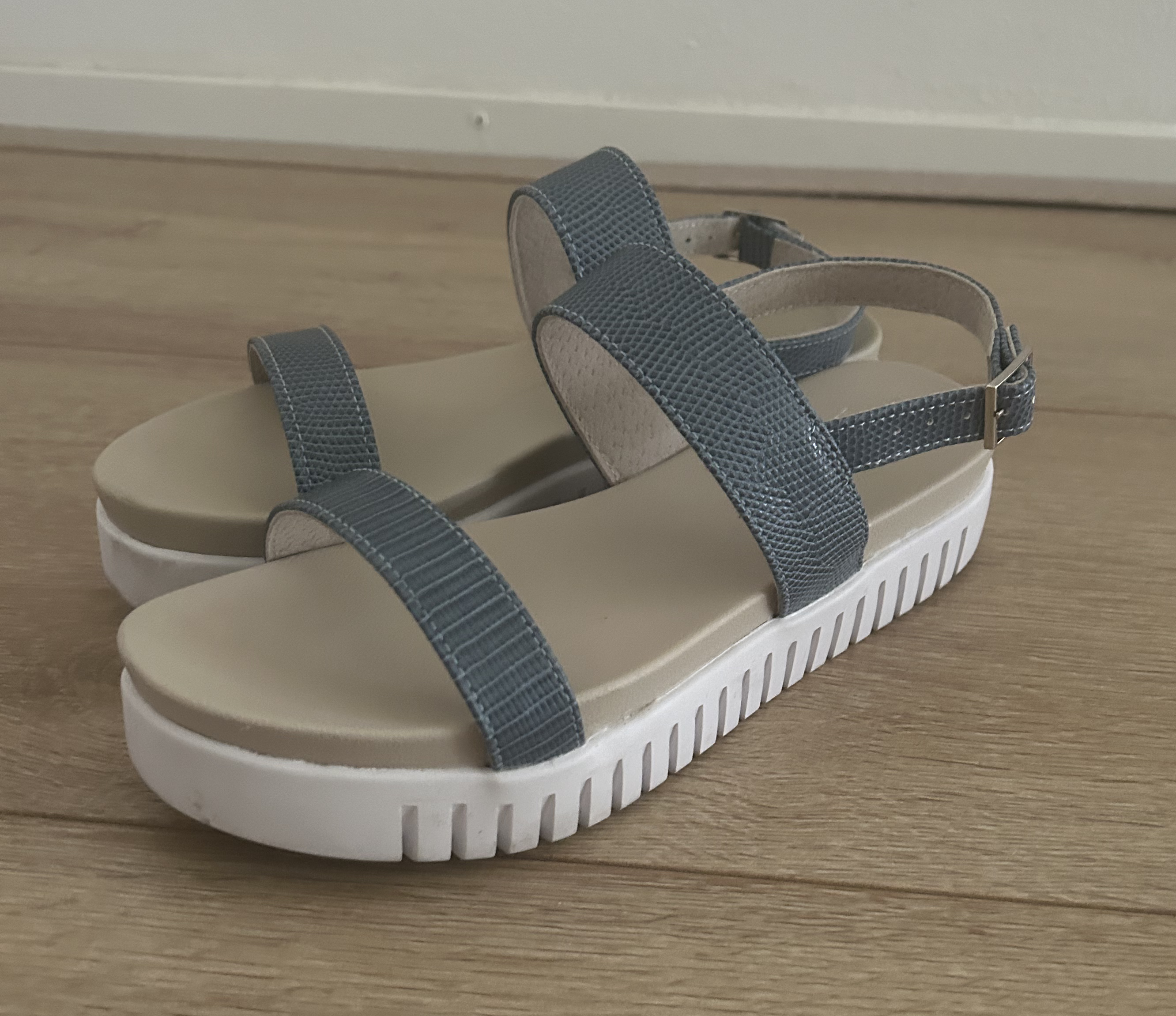 Sandalen van Ilse Jacobsen. Witte zool met blauwe bandjes. Mt 39